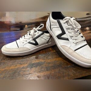 Vans Lowland CC JMP R Court
True White/Black Men's Size 10.5